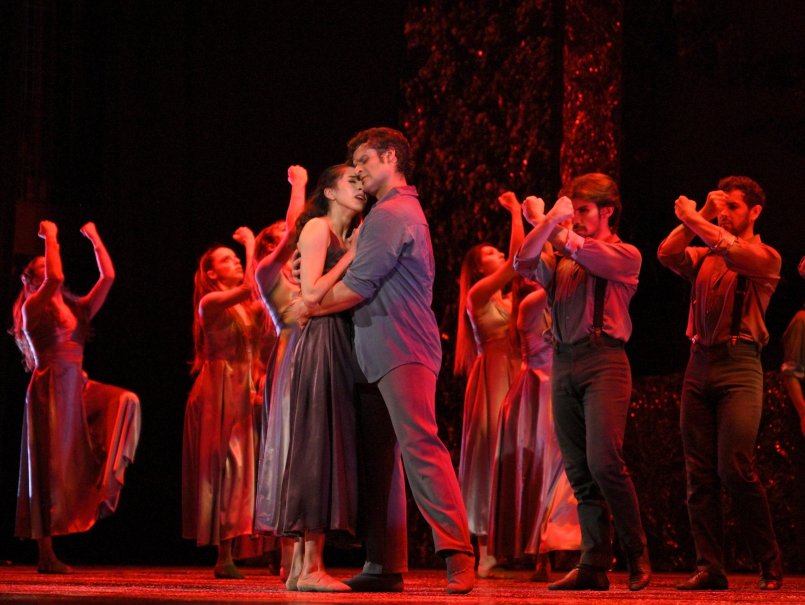 PUCV y Teatro Municipal de Viña presentaron al Ballet de Santiago con Zorba el Griego
