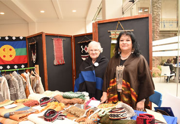 PUCV efectuó muestra de artesanía étnica y conversatorio sobre la maestra Margot Loyola - Foto 2