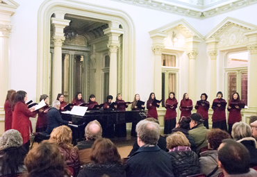 Coro Femenino de Cámara PUCV se presenta en exitoso concierto de temporada con música popular y tradicional - Foto 2