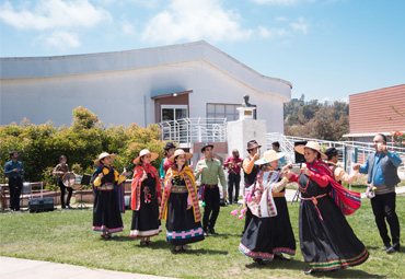 Conjunto Folklórico PUCV realiza tradicional Saludo al Pesebre en diferentes sedes de la Universidad