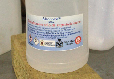 Escuela de Alimentos PUCV hace entrega de alcohol 70° a Hospital Carlos Van Buren - Foto 3