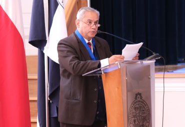 Académico Carlos Salinas recibe investidura como Profesor Emérito PUCV - Foto 4