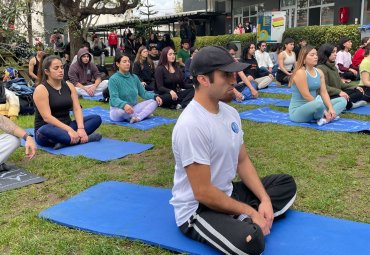 Estudiantes de diversos campus se congregan en torno al yoga - Foto 1