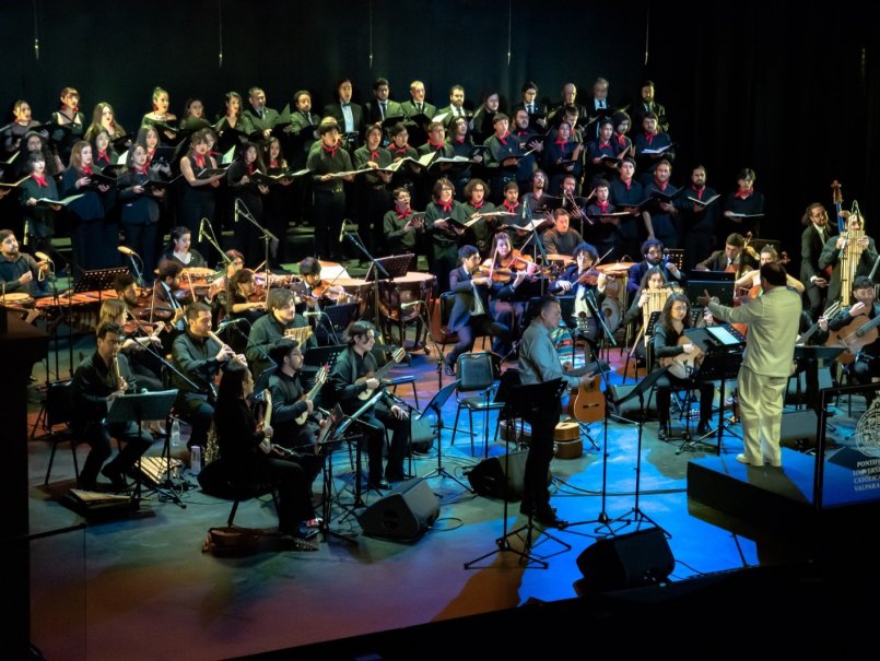 Un centenar de músicos PUCV dio vida al concierto “La nueva canción chilena” en el Teatro Municipal de Viña