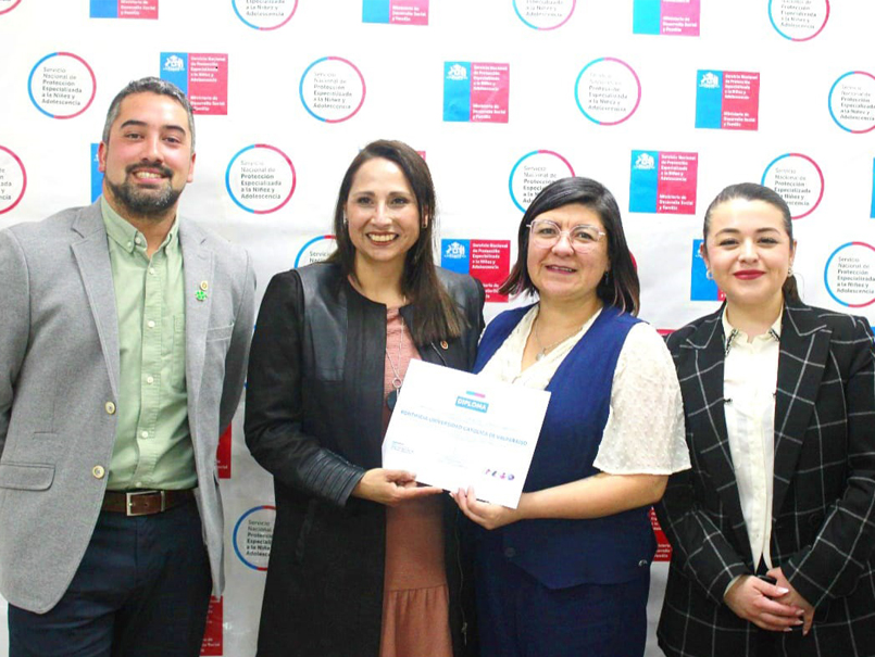 Servicio Nacional de Protección a la Niñez y Adolescencia entrega reconocimiento a la PUCV