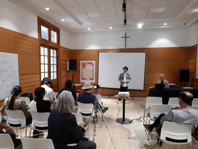 Destacado poeta y artista Jaap Blonk se presentó en la Casa Central