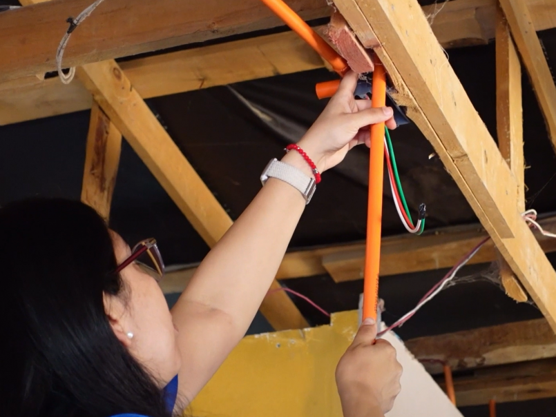 VIDEO: Voluntarios de Iluminando Chile proveen de energía eléctrica a casas de la Región de Valparaíso