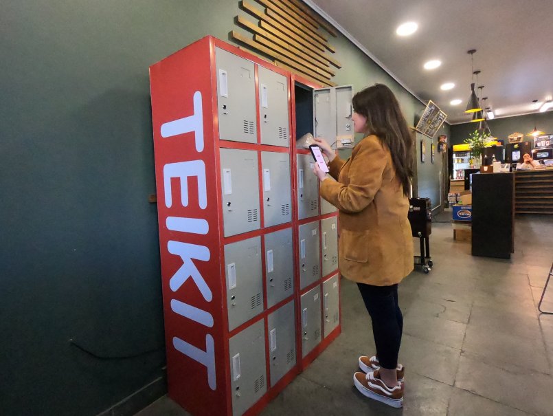 Nuevo sistema de compras en cafetería PUCV permite agendar pedidos y retirarlos en casilleros inteligentes
