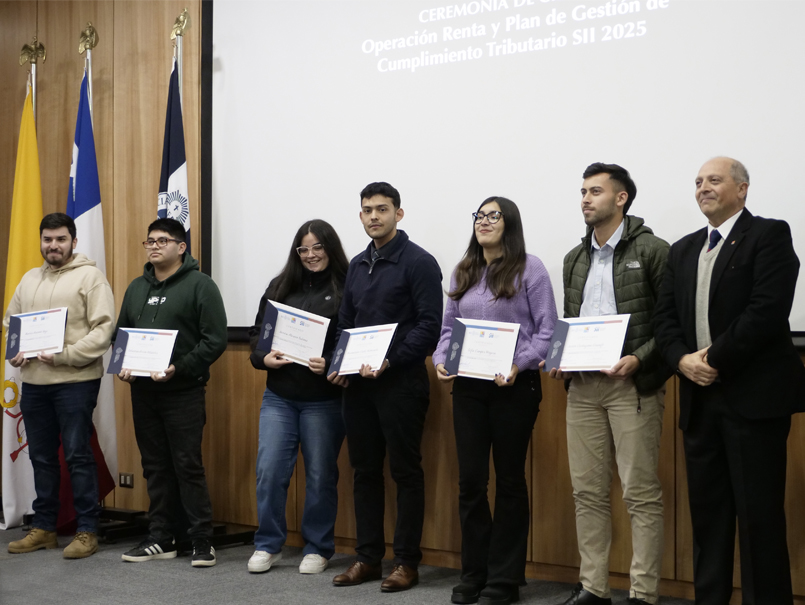 Reconocen a estudiantes que asesoraron a contribuyentes en Operación Renta 2025