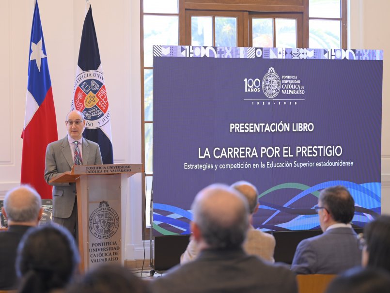 Universidad presentó primera edición en español del libro “La carrera por el prestigio”