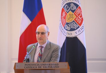 PUCV presents first Spanish edition of “The Pursuit of Prestige”