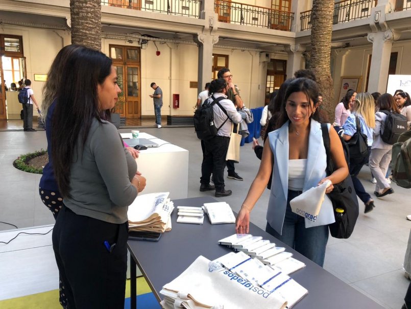 PUCV realizó feria de servicios para promover experiencia universitaria de estudiantes de postgrado