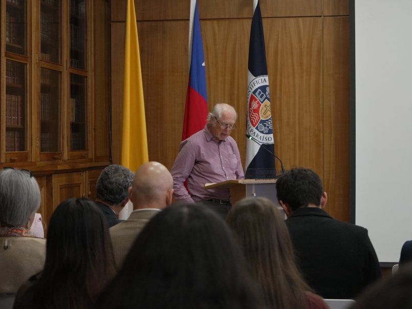 Destacado investigador ofreció conferencia sobre polarización, posverdad y el estado de la esfera pública