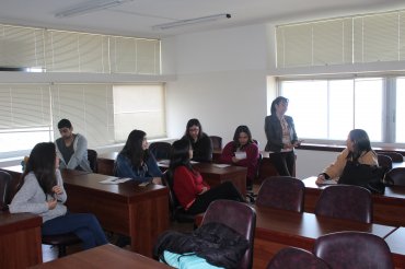 Alumnos participan en charla motivacional sobre intercambio estudiantil.