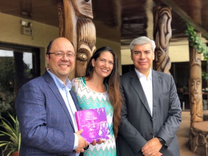 Ex alumna presenta libro sobre autonomía del pueblo Rapa Nui