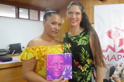 Ex alumna presenta libro sobre autonomía del pueblo Rapa Nui