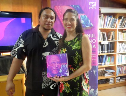 Ex alumna presenta libro sobre autonomía del pueblo Rapa Nui