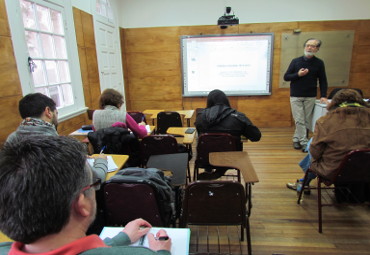 Facultad de Filosofía y Educación organizó clase magistral sobre las nuevas formas testimoniales de la poesía chilena