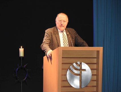 Profesor Alejandro Guzmán dicta clase magistral en Universidad Católica de Temuco