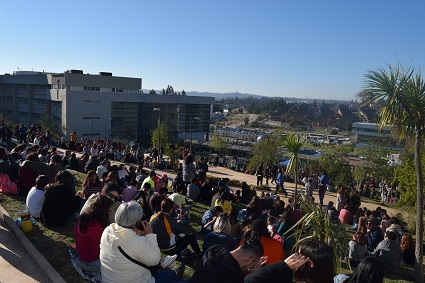 PUCV convocó más de 2.500 personas en Campus Curauma en evento por eclipse solar