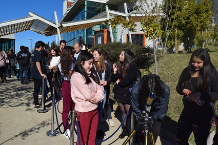 PUCV convocó más de 2.500 personas en Campus Curauma en evento por eclipse solar