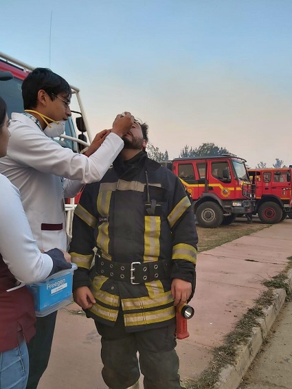Profesores y alumnos de Tec. Médica prestan atención en incendio