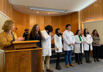 Instituto de Biología PUCV entrega piochas a estudiantes de Práctica Docente Inicial de la carrera de Pedagogía en Biología y Ciencias Naturales