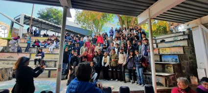 Cantora maulina deleitó a estudiantes y vecinos en campus Sausalito