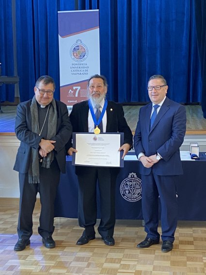 Profesor Héctor García Cataldo recibe medalla "Fides et Labor"