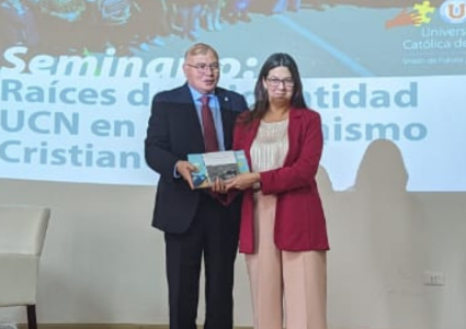 Seminario universitario promueve el diálogo y la identidad católica en la UCN