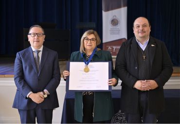 Berta Silva, académica de la Escuela de Comercio, recibe premio a la trayectoria "Fides et Labor"