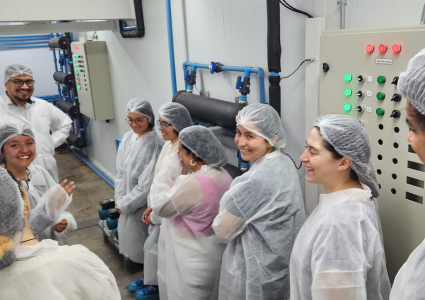 Estudiantes del Instituto de Biología PUCV visitan una de las empresas biotecnológicas más grandes de nuestro país