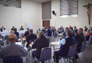 Decano y secretario de Facultad participan en Conferencia Episcopal de Chile
