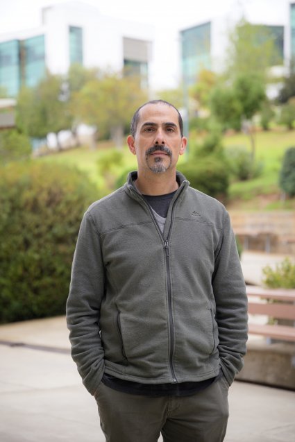 Profesor Cristian Atala participa en artículo internacional sobre plantas invasoras y endomicrobiomas.