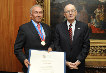 Patricio Quiroz recibe distinción Fides et Labor al Mérito Funcionario