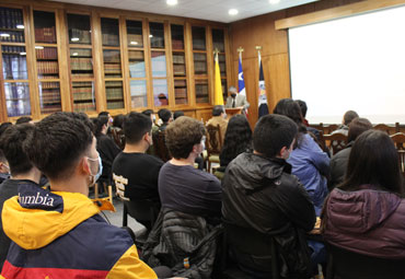 Estudiantes PUCV participan en charla sobre impuestos junto a director regional del SII - Foto 4