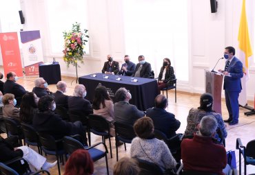 Académico Carlos Salinas recibe investidura como Profesor Emérito PUCV - Foto 2