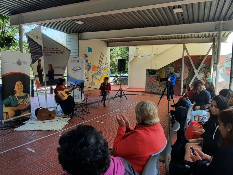 Cantora maulina ofreció selección de tonadas y cuecas en Campus Sausalito