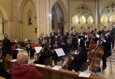 Coro y Orquesta de Cámara PUCV ofrecen emotivo concierto de Semana Santa - Foto 1