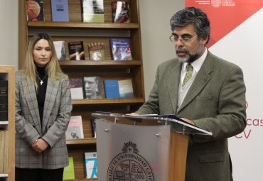 Profesor Jorge Precht dona libros de Doctrina Social de la Iglesia a la PUCV - Foto 4