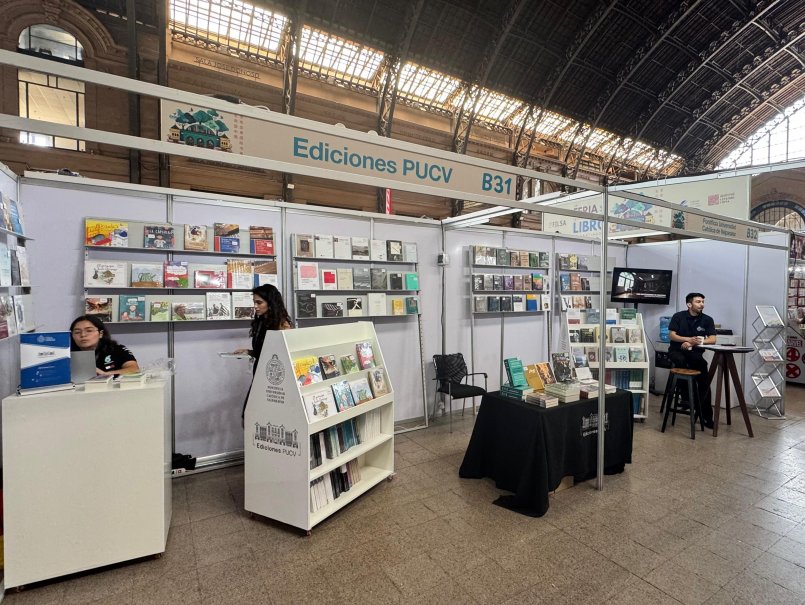 PUCV participa en la prestigiosa Feria Internacional del Libro de Santiago