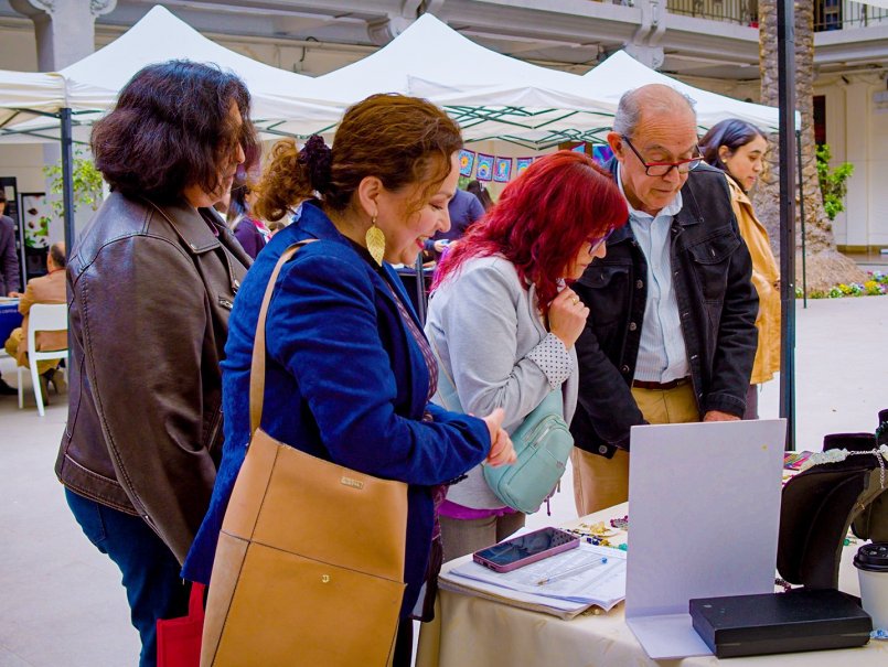 Comunidad PUCV disfrutó de nutrida feria de beneficios