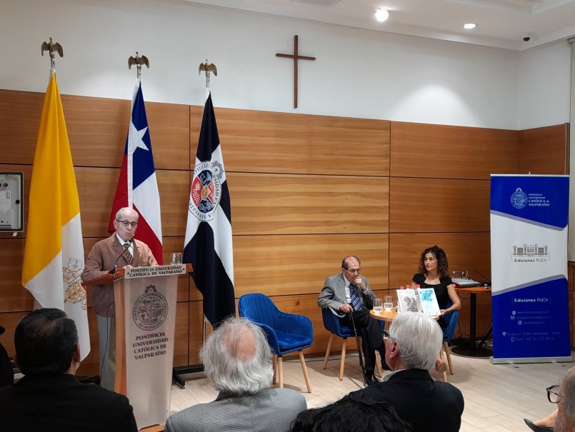 PUCV presentó libros “Reflexiones al Atardecer” e “Instituto de Química: Origen, Evolución y Desafíos”