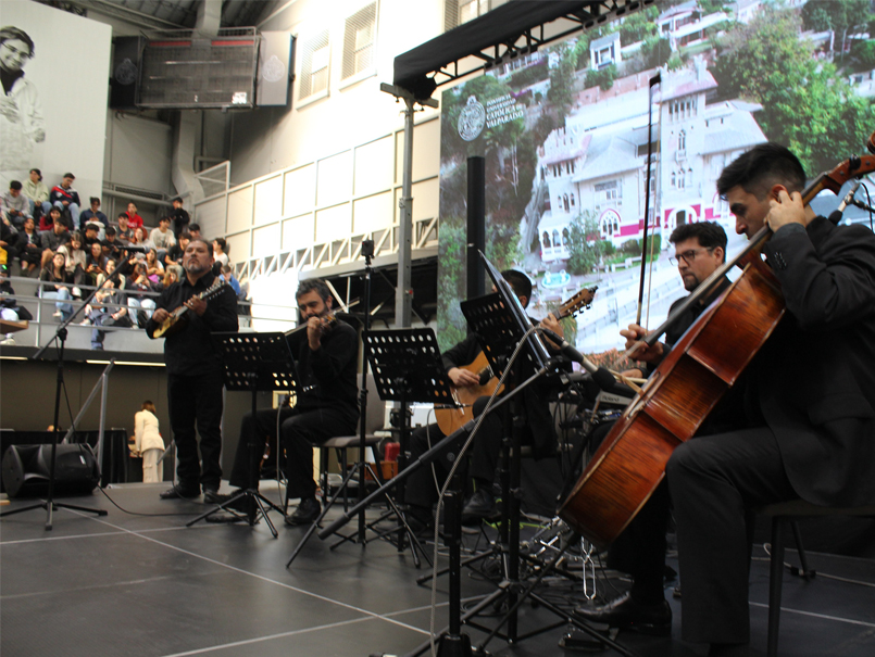 VIDEO: Nuevos estudiantes son recibidos con inédita jornada musical