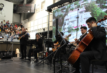 VIDEO: Nuevos estudiantes son recibidos con inédita jornada musical