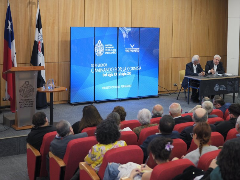 Ernesto Ottone presentó su libro “Caminando por la cornisa” en la Universidad