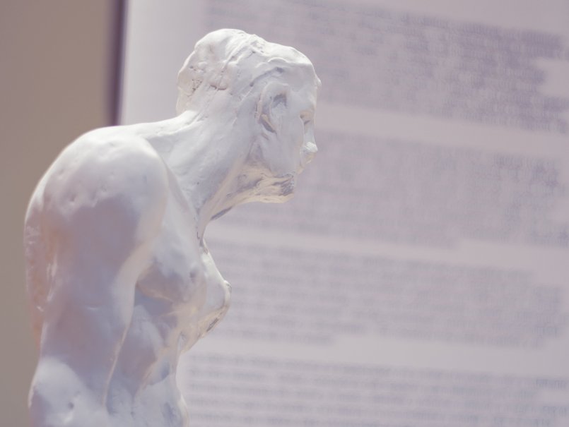 Exposición revela el universo escultórico de Claudio Girola