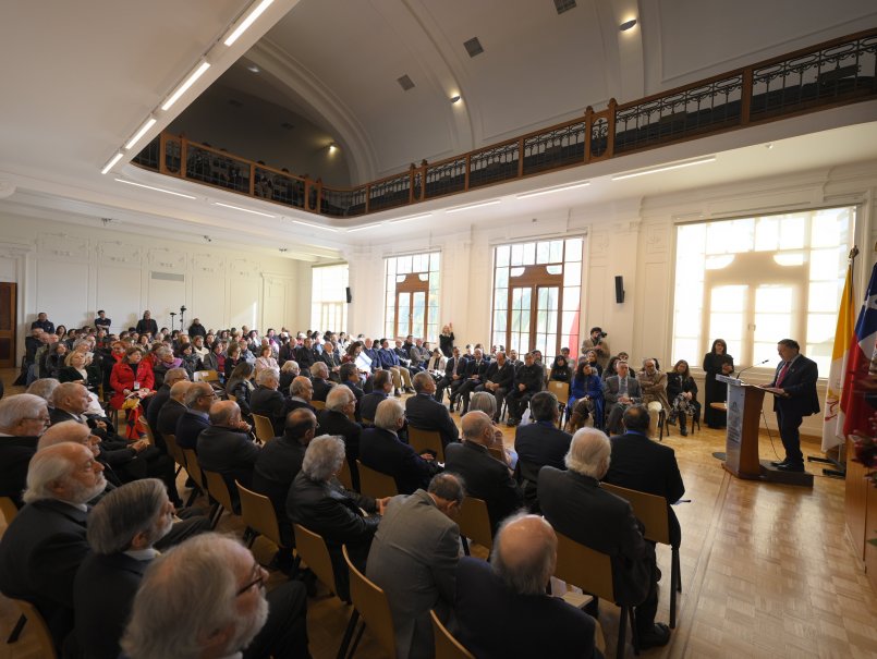 Reconocen trayectoria con condecoración Fides et Labor y Medalla Centenario