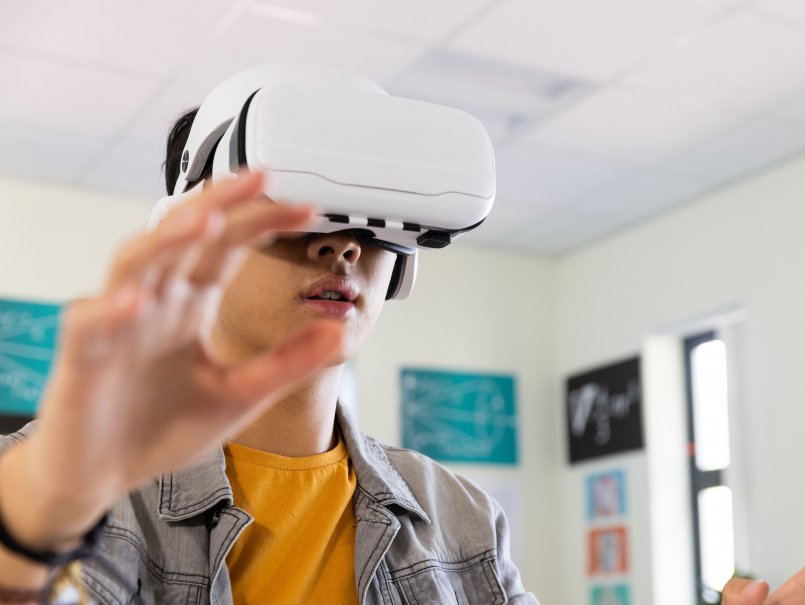 Modelado de estructuras, realidad virtual e Inteligencia Artificial: estudiantes PUCV enseñan sus carreras a escolares