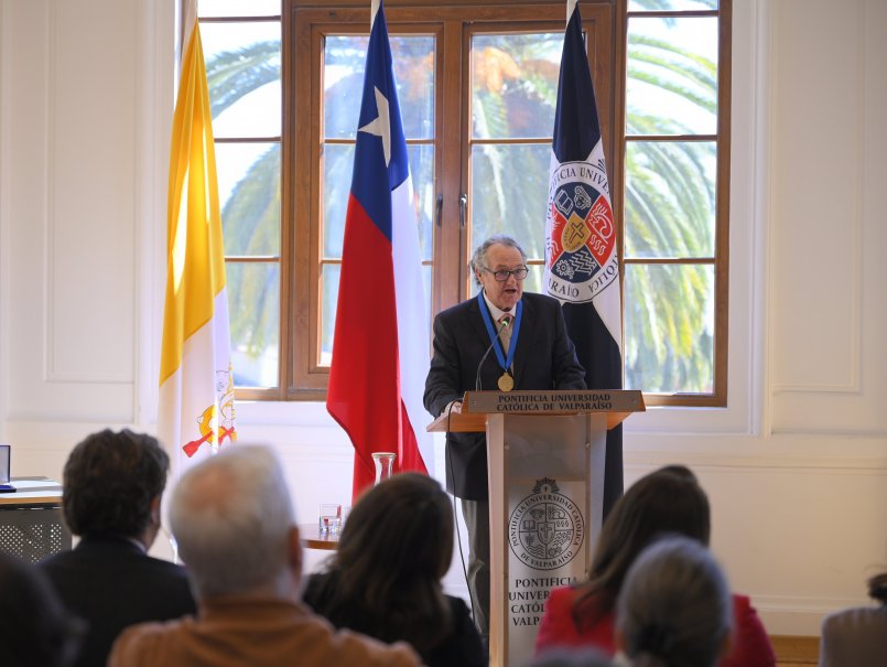 Virgilio Rodríguez recibe el grado de Profesor Emérito de la PUCV